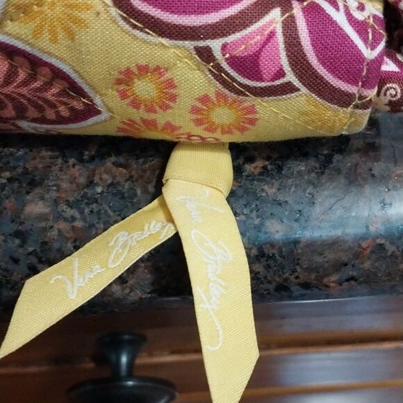 New VERA BRADLEY Vibrant Floral Crossbody Bag And FREE I.D Lanyard And Case - Picture 9 of 9